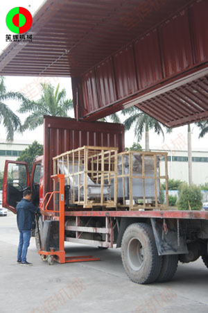 珠三角地區(qū)黃先生購(gòu)買的洗菜機(jī)及相關(guān)輔助設(shè)備現(xiàn)貨裝車