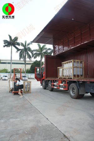 客戶訂購的一批蔬果清洗切割加工機(jī)械裝車出貨！