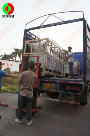 蔬果清洗機(jī)等一批食品加工機(jī)械裝車出貨！