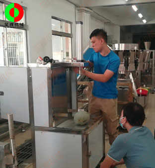 中山市某公司一行人親臨我司考察洽談，測試削皮機(jī)等定制食品加工機(jī)械！