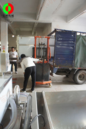 客戶測(cè)試蔬果毛刷脫皮機(jī)，現(xiàn)貨購買隨車發(fā)貨！