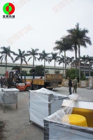 大批洗菜機(jī)、脫水機(jī)蔬果前處理加工設(shè)備等待裝車(chē)出貨！