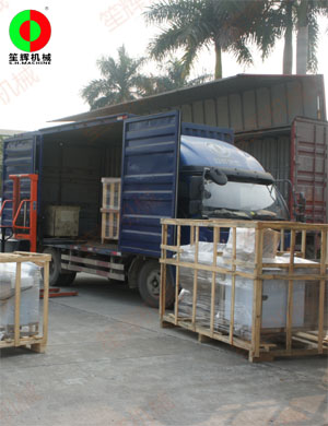 大批多途用自動洗菜機等蔬果加工機械裝車出貨！