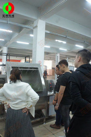 客戶考察我司軟硬件實力，現(xiàn)場測試多功能洗菜機及渦流洗菜機等設(shè)備！