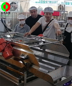 渦流洗菜機等蔬果加工設(shè)備送達客戶工廠,現(xiàn)場指導(dǎo)安裝和使用!