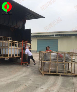 五一假期前多臺洗菜機設(shè)備裝車發(fā)貨！