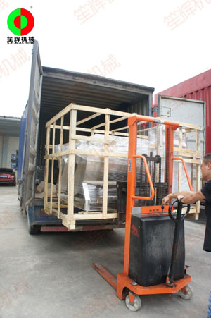 多功能洗菜機(jī)現(xiàn)機(jī)裝車發(fā)貨，交付客戶！