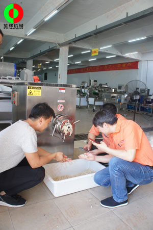 凍肉絞肉機(jī)嘗試處理牛筋，客戶滿意物料加工效果！